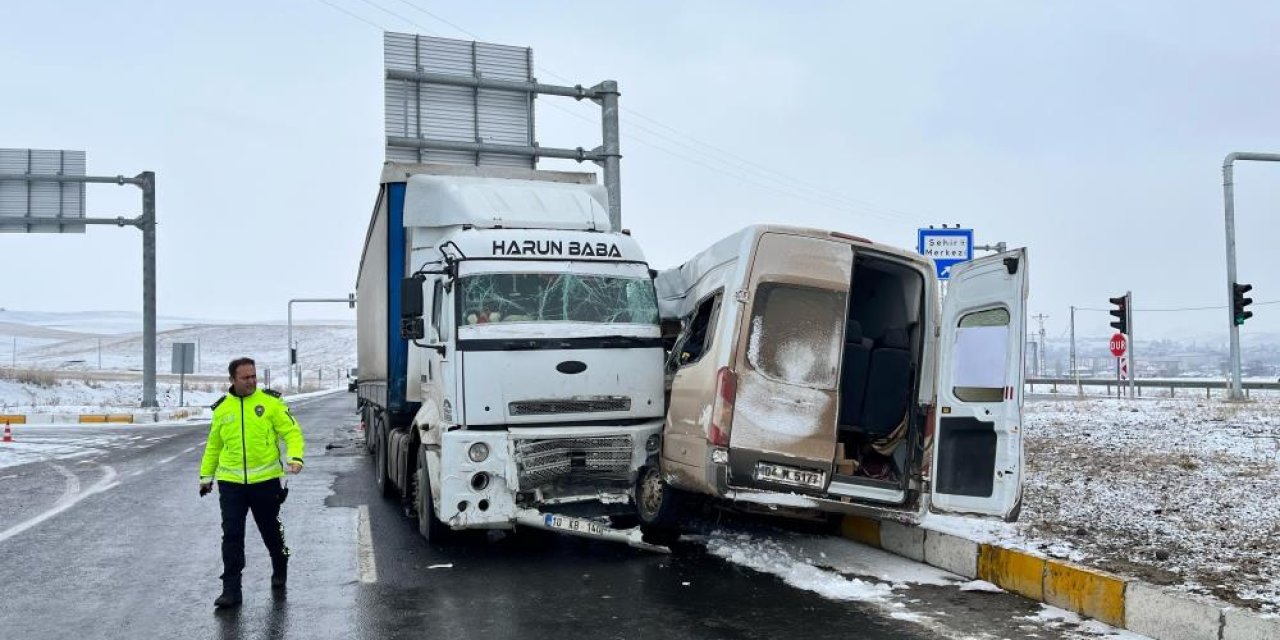 Çekici ile minibüs çarpıştı; 2’si ağır 8 yaralı