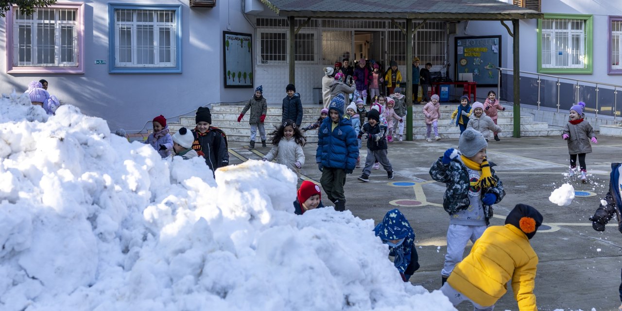 Mezitli Belediyesinden çocuklara kar sürprizi