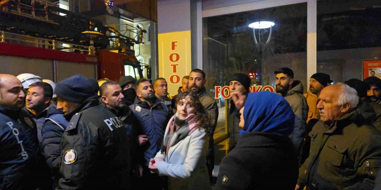 Karakoçan Belediyesine asılan pankarta müdale