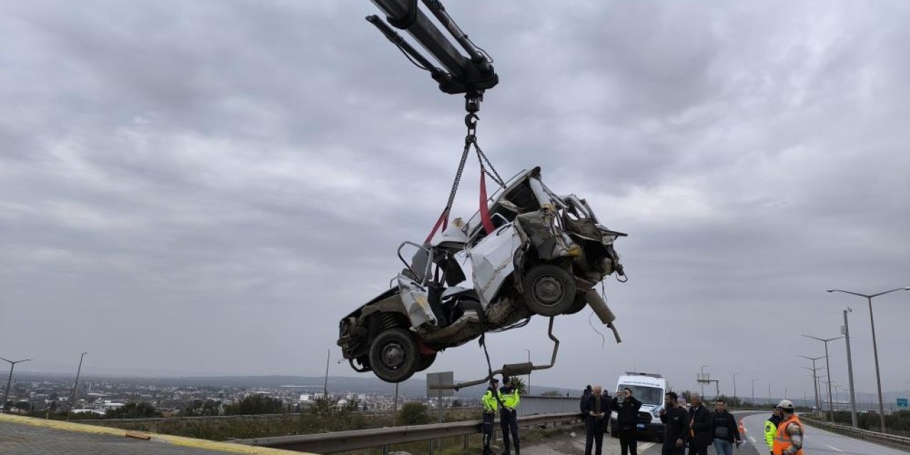 Feci kaza tırla otomobil çarpıştı: 2 ölü 1 yaralı