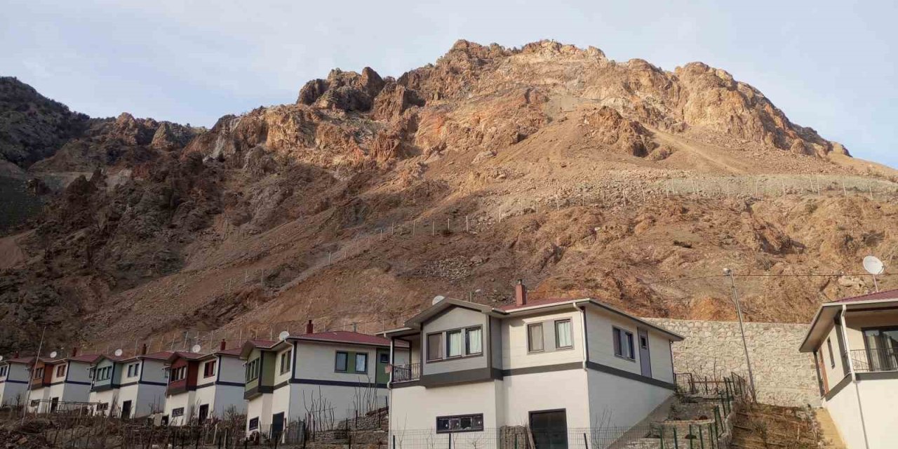 Tekkale köyünü tehdit eden kayalar için tel örgü çözüm