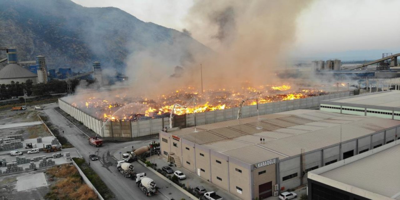 Kağıt fabrikası yanıyor