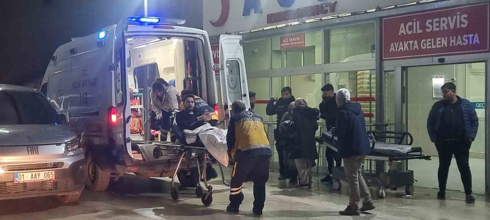 Adana da ayağından vurulan şahıs hastaneye götürülürken gazetecileri hedef aldı