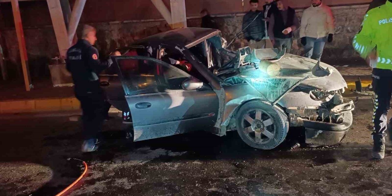 Şanlıurfa’da üst geçide çarpan otomobilin sürücüsü öldü