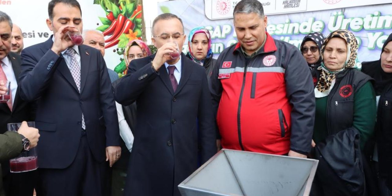 Gaziantep'te çiftçilere üzüm sıkma makinesi dağıtıldı