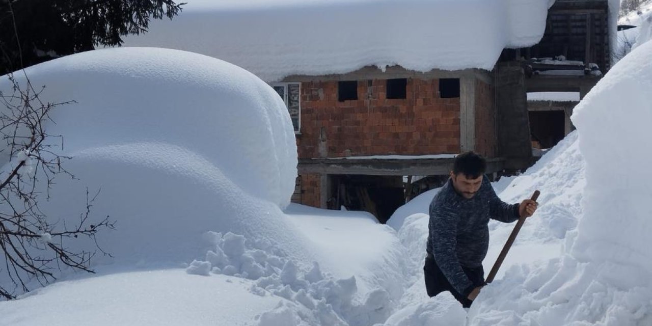 Karın altında kalan arabasını bulmak için saatlerce uğraştı