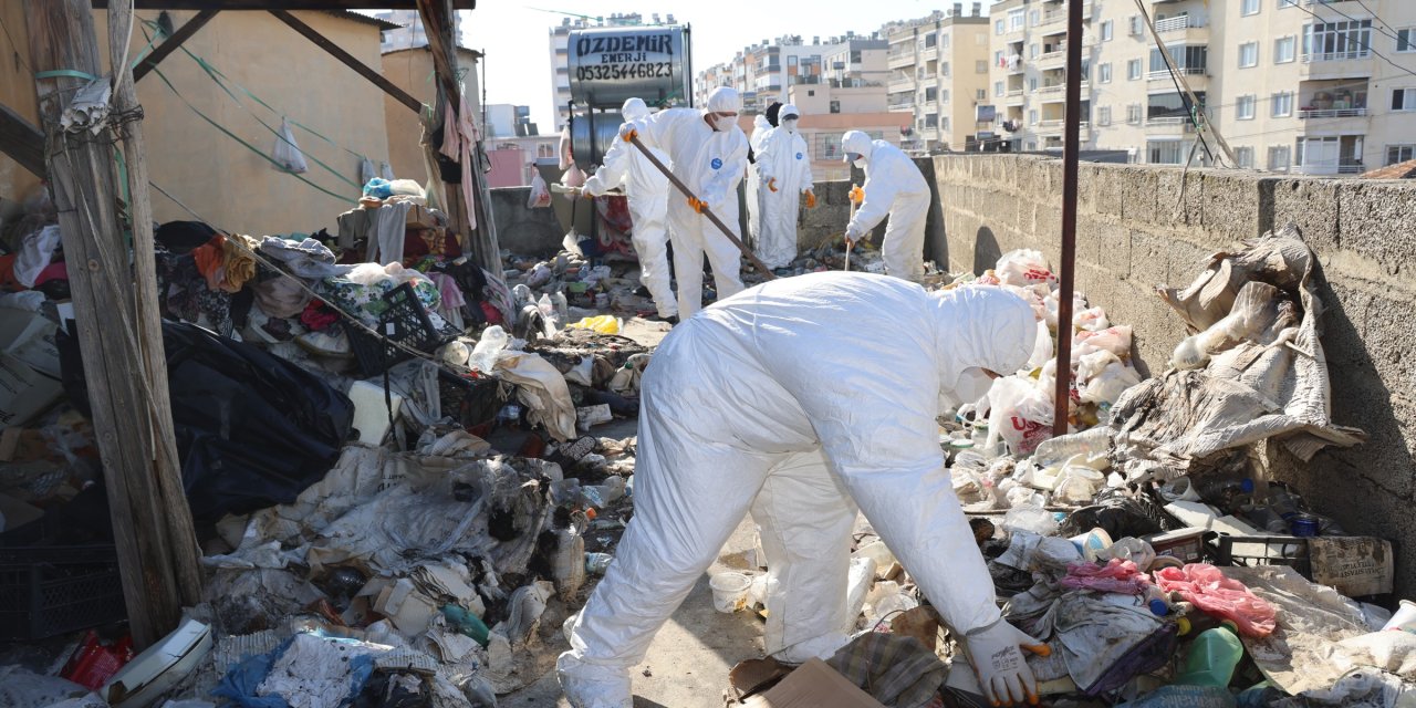 Toroslar'da halk sağlığını tehdit eden çöp ev temizlendi