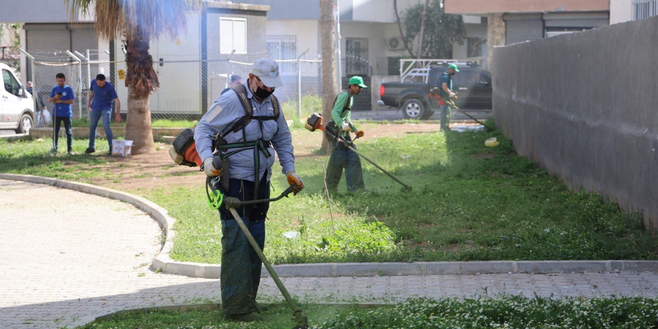 Toroslar Belediyesinden parklarında bahar temizliği