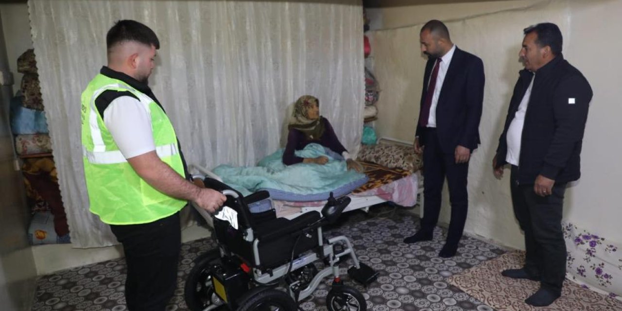 Nizip Belediyesinden 2 vatandaşa akülü ve manuel sandalye