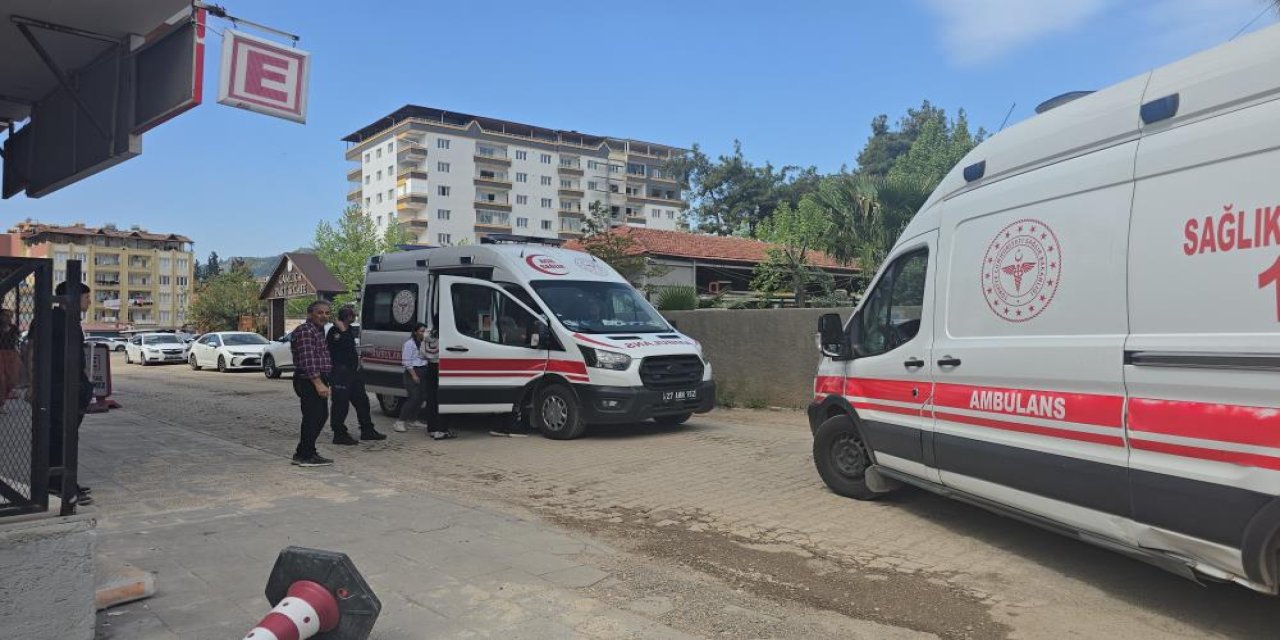 Virajı alamayan otomobil duvara çarptı: 5 yaralı