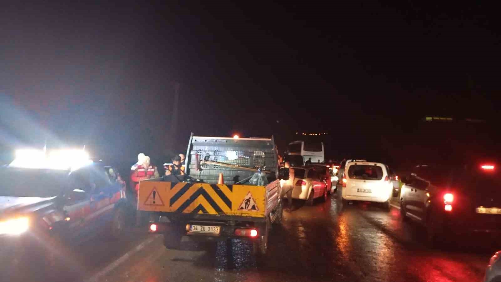 Siirt’te yağmurdan dereler taştı, yollar kapandı