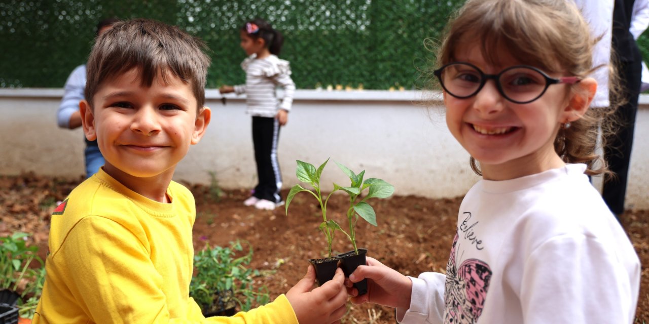 Mersin Toroslar Belediyesi çocuklara binlerce fide dağıttı