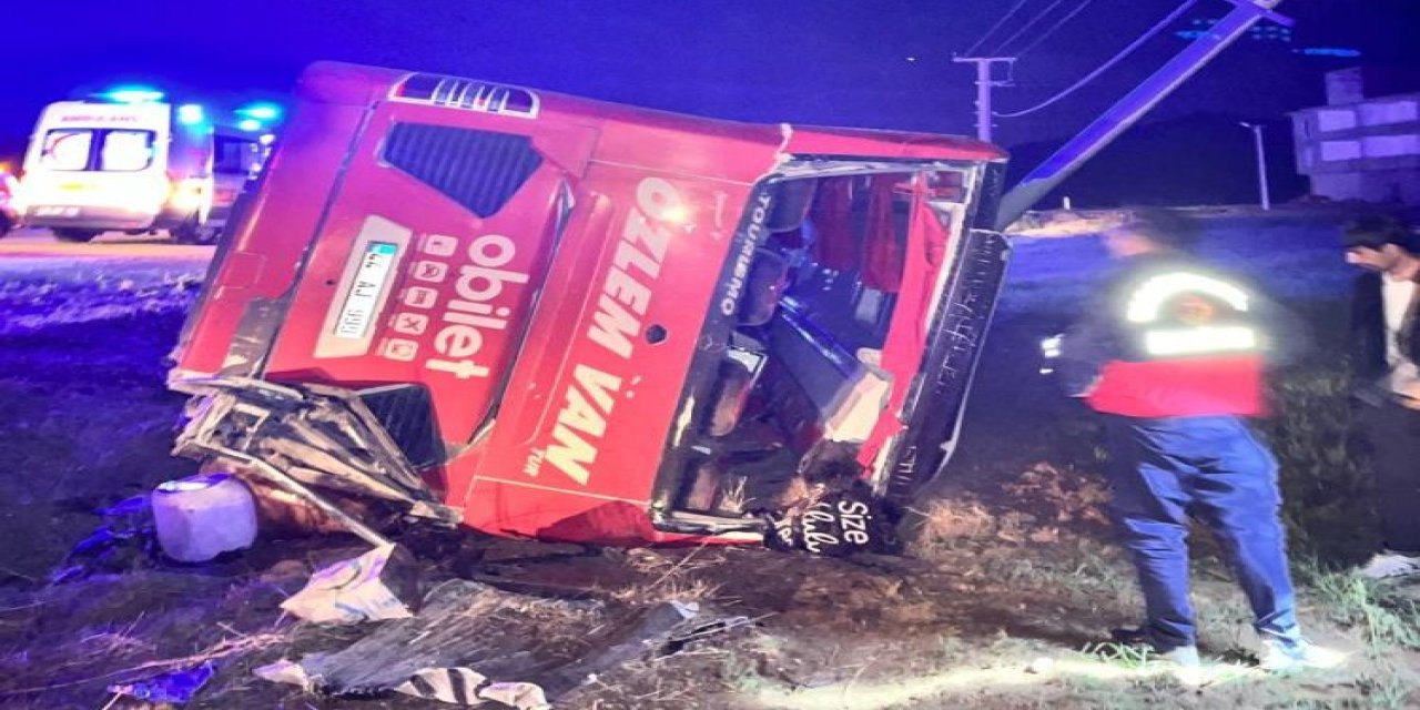 Yolcu otobüsü kaza yaptı: 33 yaralı