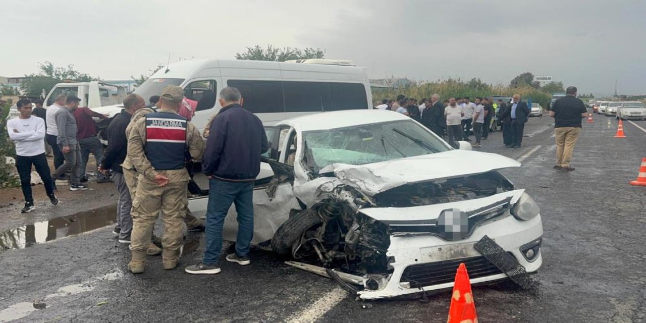 Minibüs ile otomobil çarpıştı: 5 yaralı