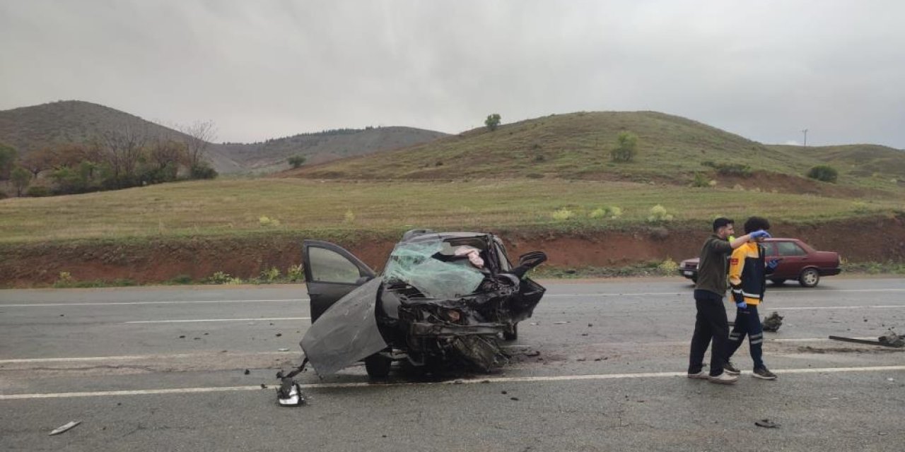Hafif ticari araç ile otomobil çarpıştı: 2 ölü, 2 yaralı
