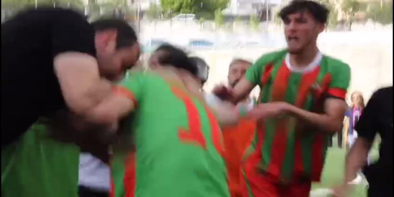 Şırnak'ta koruma polisi, maçta futbolcuyu darp etti