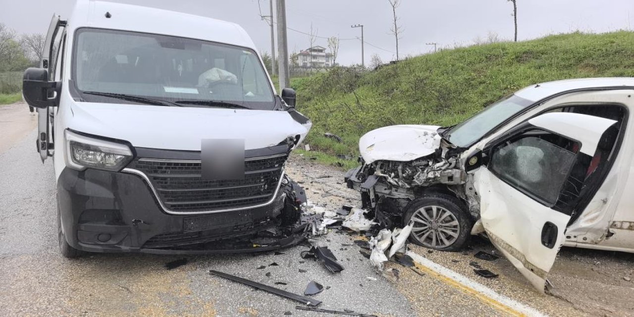 Servis minibüsü ile hafif ticari araç çarpıştı: 13 yaralı