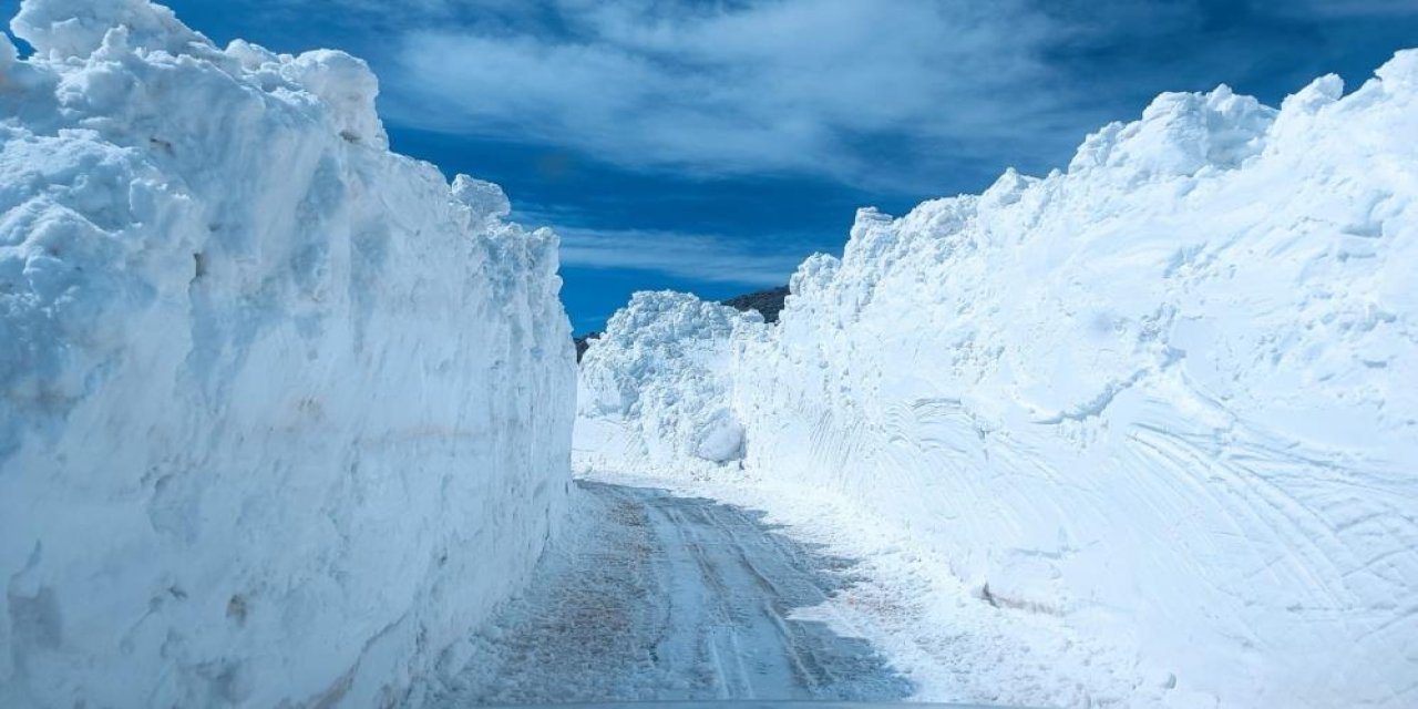 Yüksekova'da 3 metrelik karda yol açma çalışması