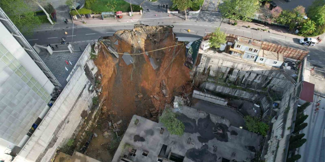 İstanbul'da yol çöktü, Doğalgaz sıkıştı, patlama oldu