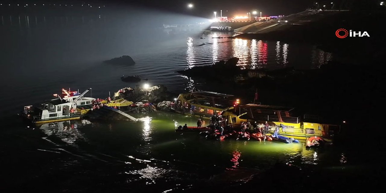 Turistleri taşıyan 4 tekne alabora oldu: 10 ölü