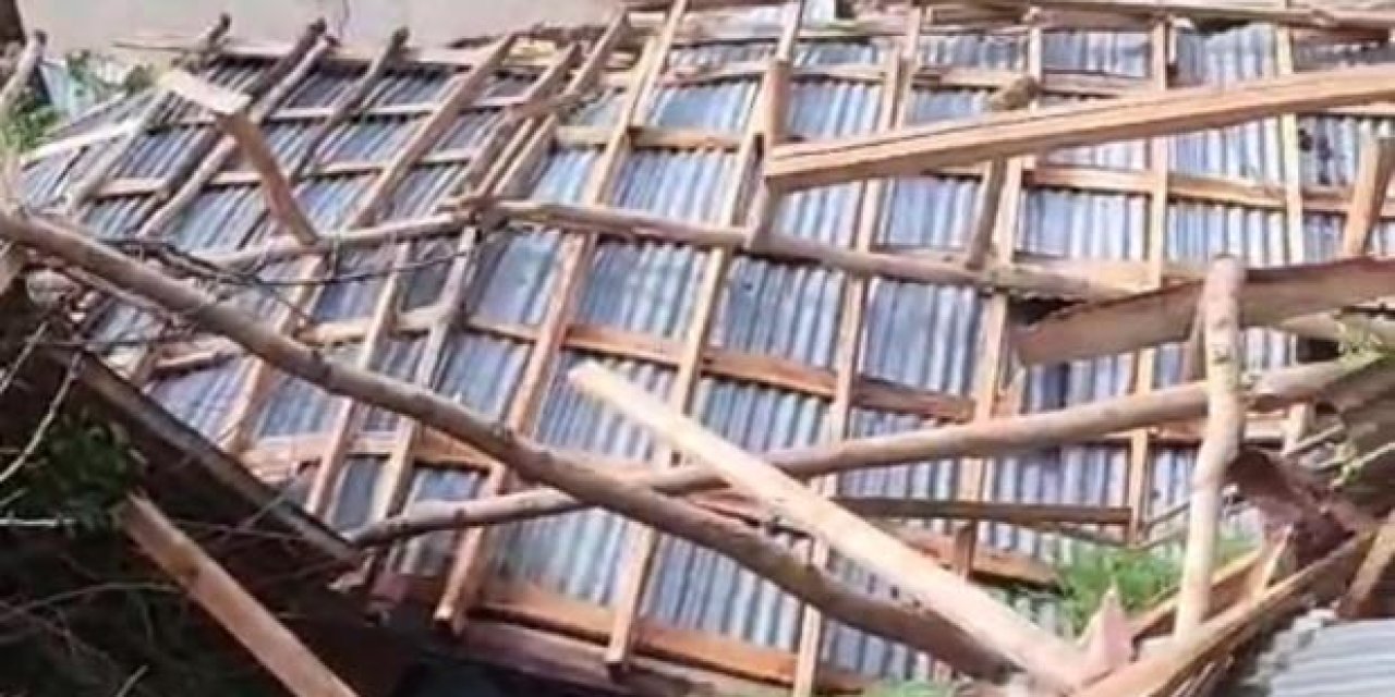 Şiddetli fırtına bir köyü yıktı geçti
