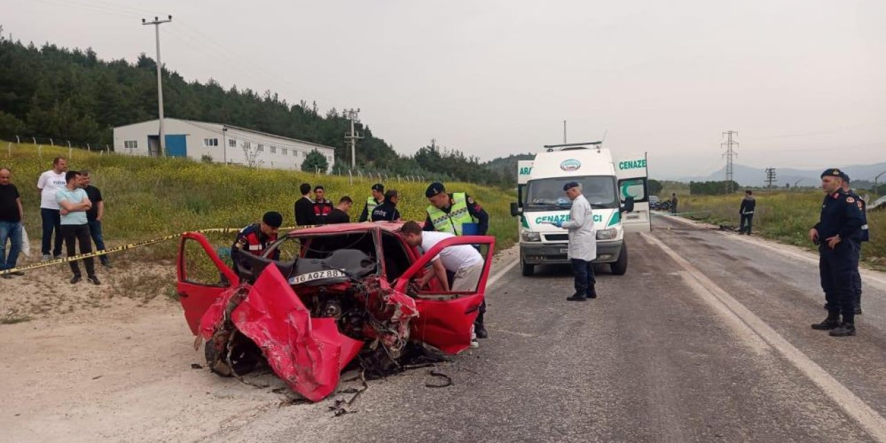 İki otomobil kafa kafaya çarpıştı: 3 ölü, 1 yaralı