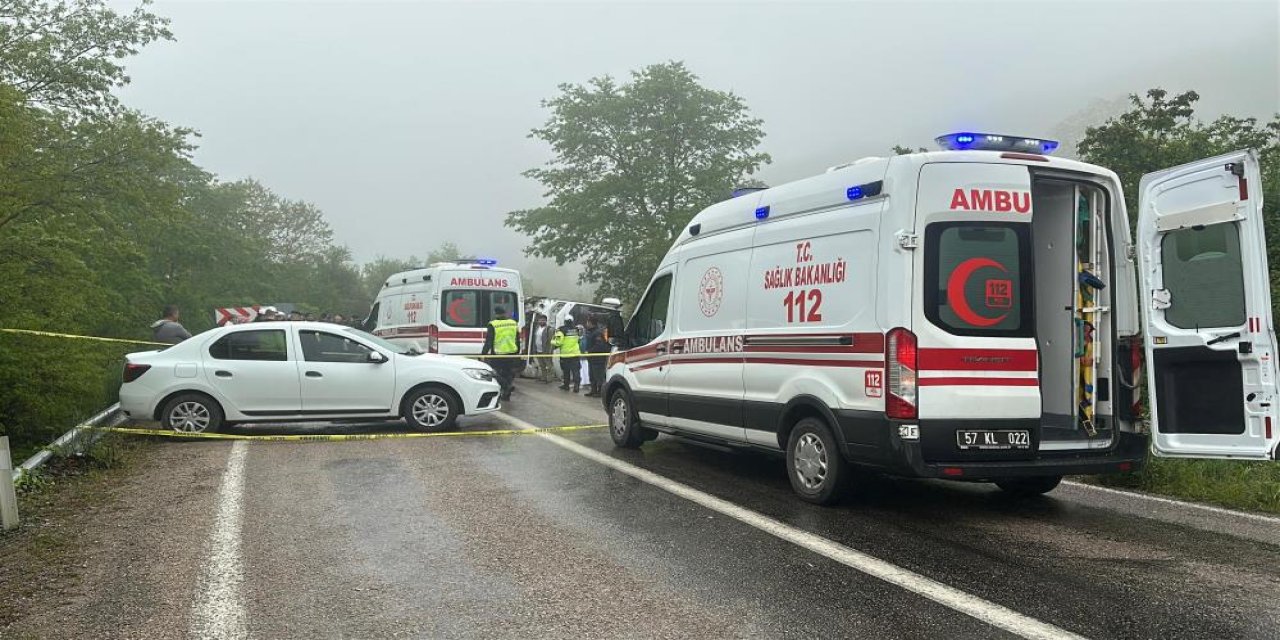 Tur otobüsü devrildi ortalık savaş alanına döndü : 2'si ağır 18 yaralı