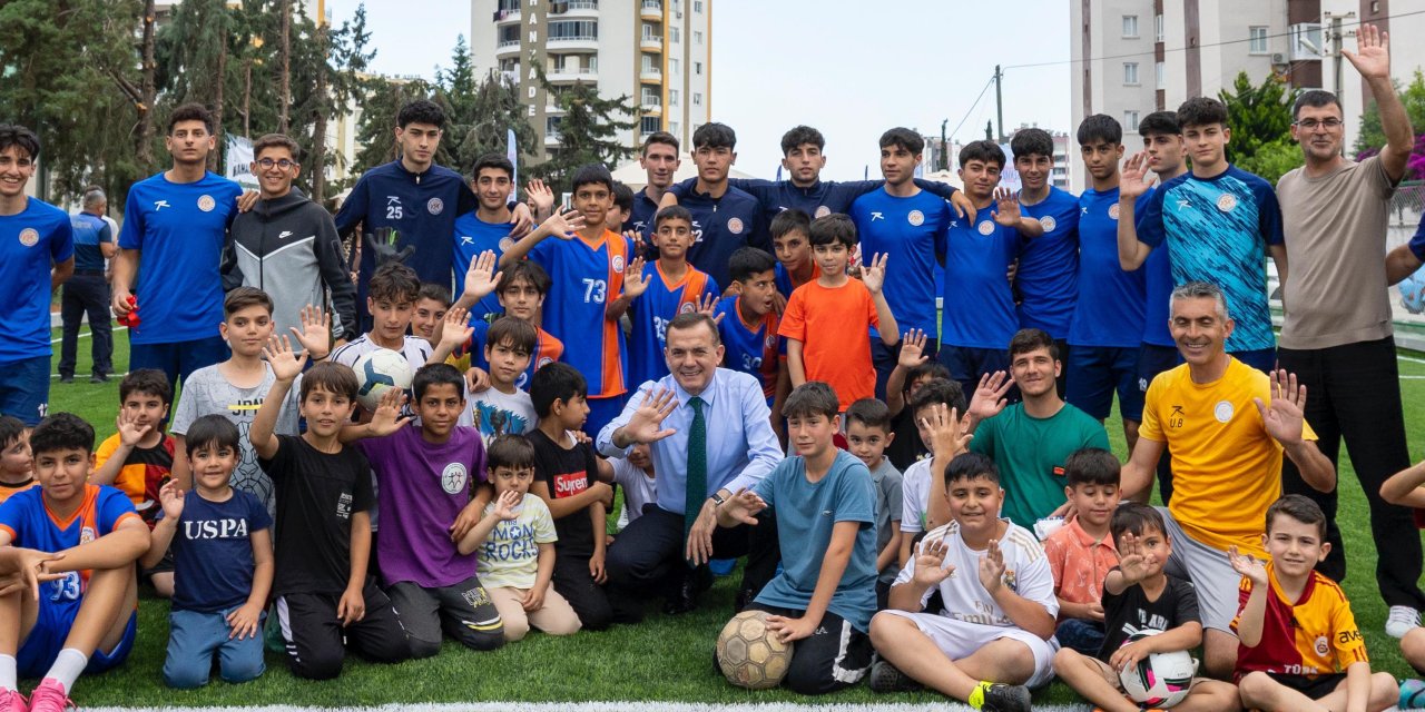Abdullah Özyiğit, çocukların halı saha talebini geri çevirmedi