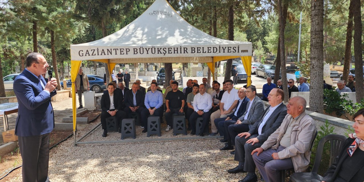 Gaziantepli sanayici Topçuoğlu, mezarı başında dualarla anıldı