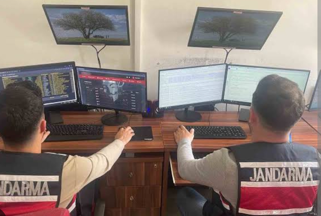 Jandarma Bilişim suçlarına yönelik 18 ilde operasyon yaptı, 102 şüpheli yakalandı