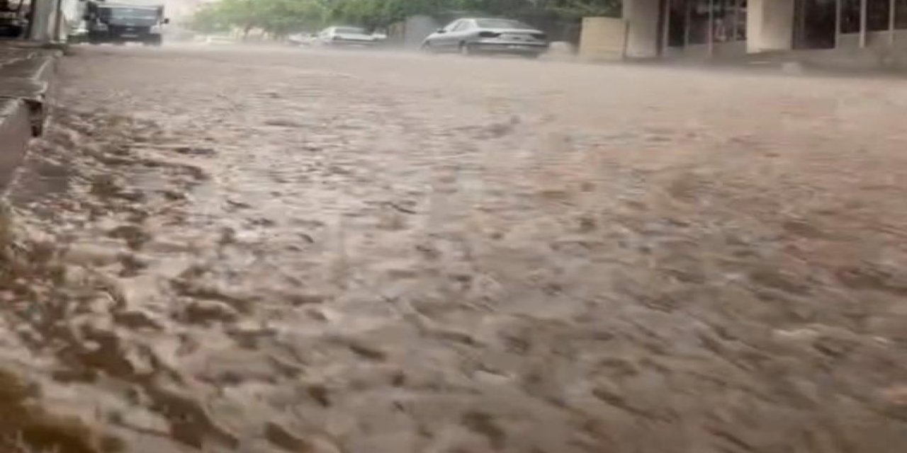 Siverek’te aniden bastıran yağış sele neden oldu