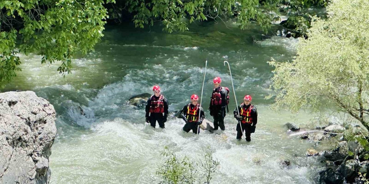 Dereye düşen çocuğu arama çalışmaları sürüyor