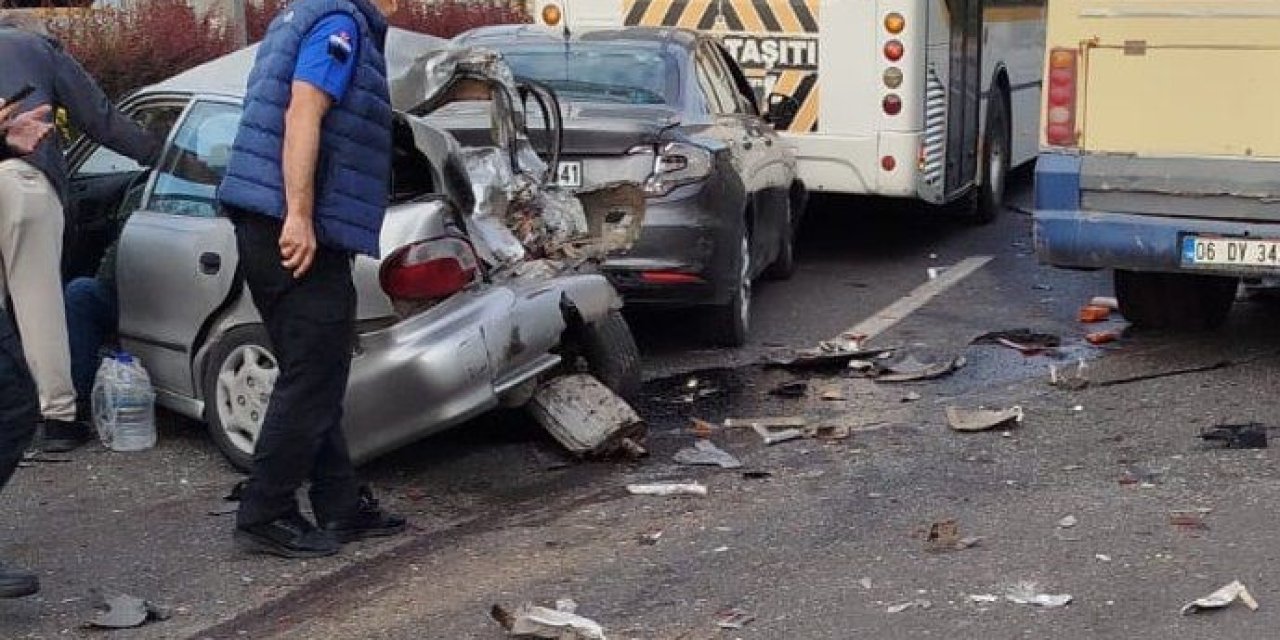 İşçi servisi kırmızı ışıkta bekleyen araçlara çarptı: 14 yaralı