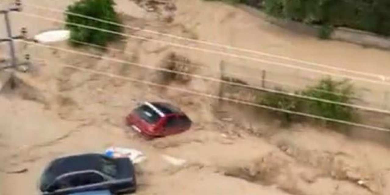 Kadirli'de sel felaketi otomobiller sel sularına kapılarak kullanılmaz hale geldi