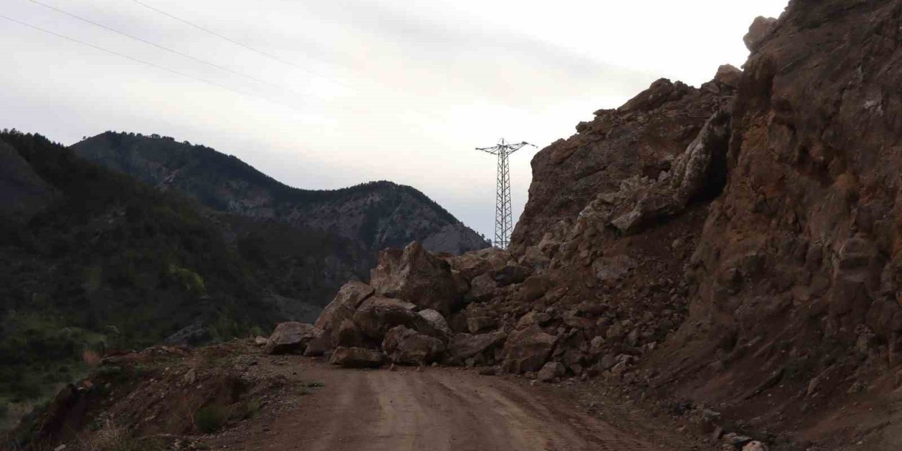 Heyelan oldu Dev kayalar yolu ulaşıma kapattı