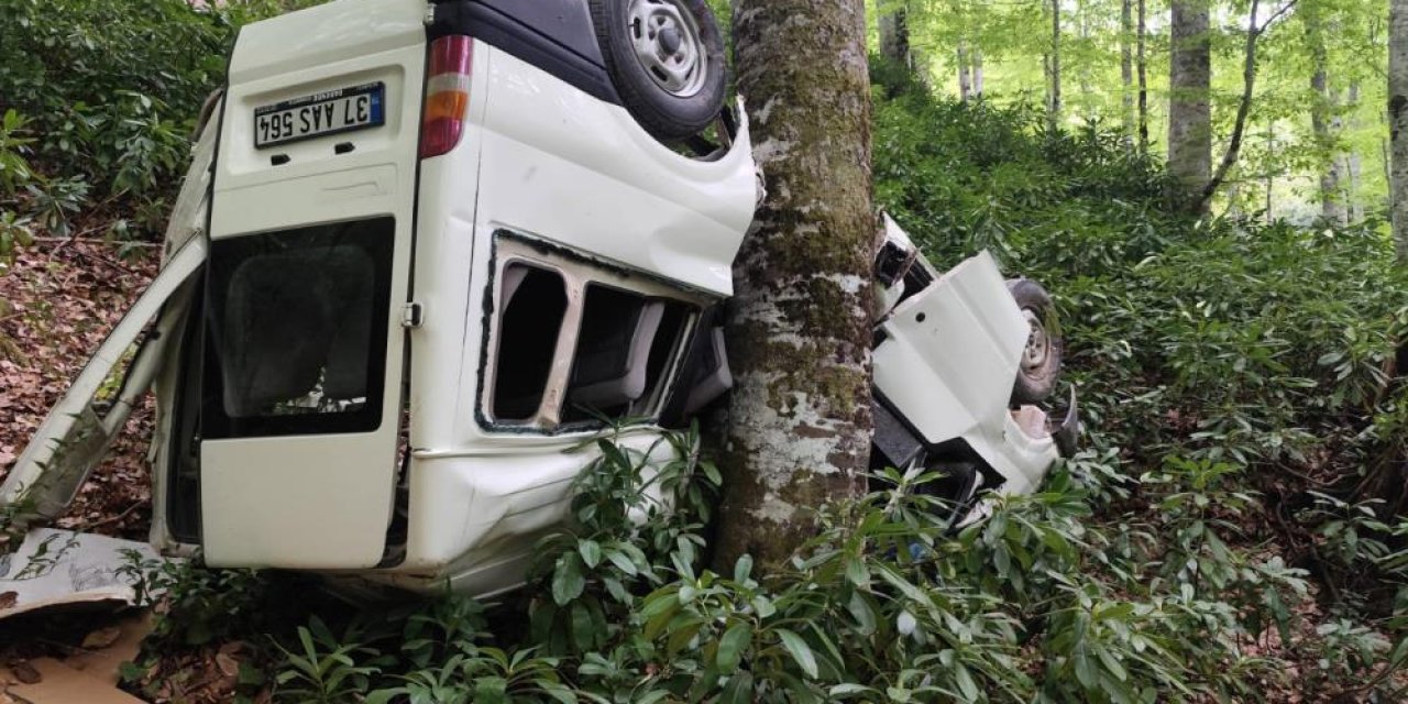 Minibüs ormanlık alana yuvarlandı: 10 yaralı