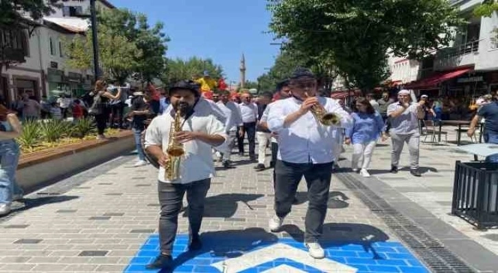 Uşak’ta 5. Uluslararası Tiyatro Festivali renkli görüntülerle başladı