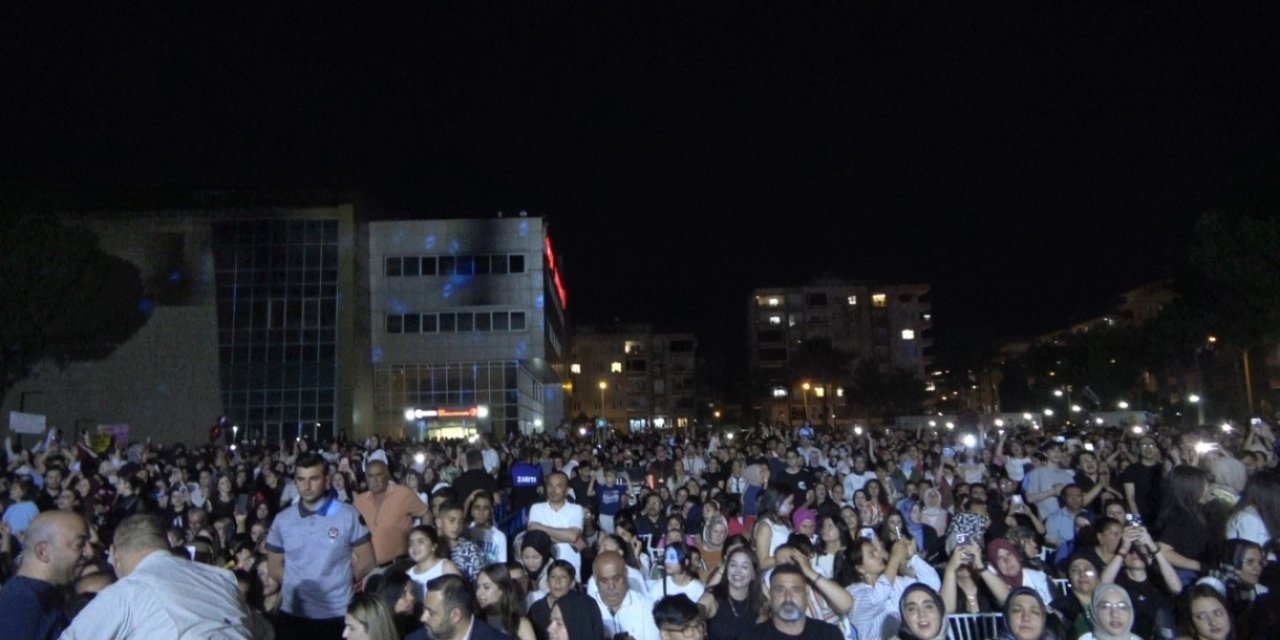 Kilis’te Merve Özbey konserinde halk coştu
