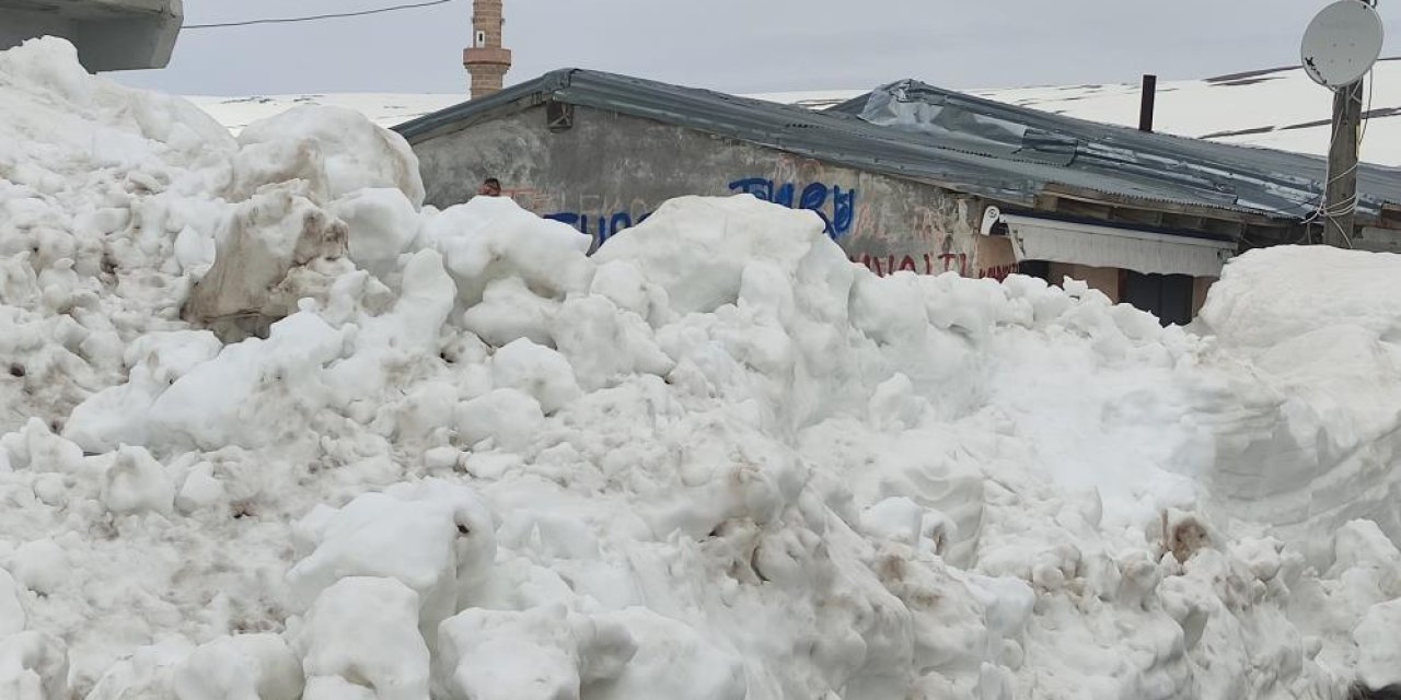 Ardahan-Artvin evleri, kar altında kaldı