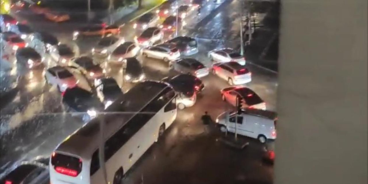 İlginç olay hakem bu sefer maçı değil  trafiği yönetti