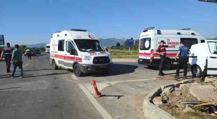 Yine aynı kavşak, yine kaza: Vatandaşlar yardım bekliyor