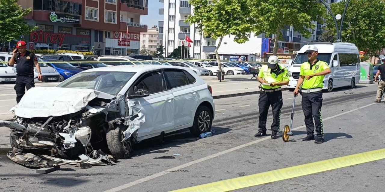 Otomobil halk otobüsüne çarptı, çok sayıda  yaralı var
