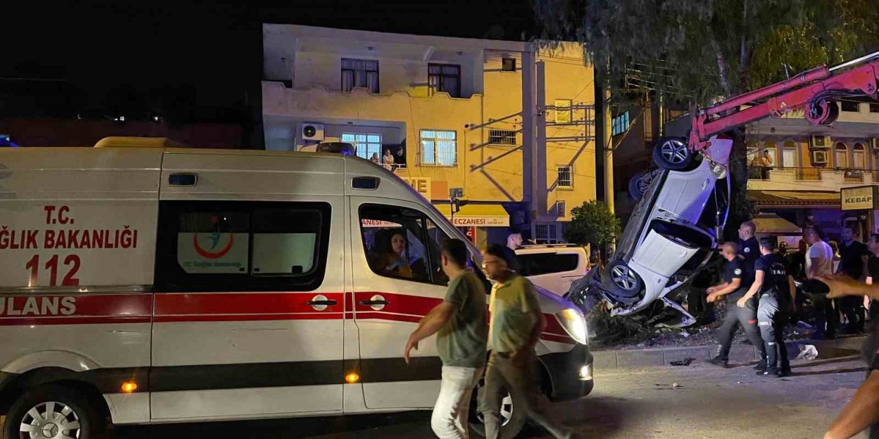 Adana’da kontrolden çıkan otomobil refüjde asılı kaldı: 5 yaralı