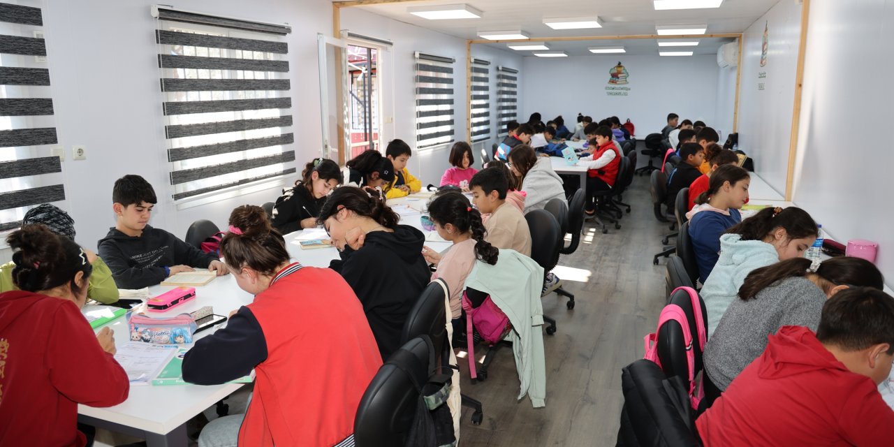 Toroslar'ın okuma salonlarında öğrencilere öğretmen desteği