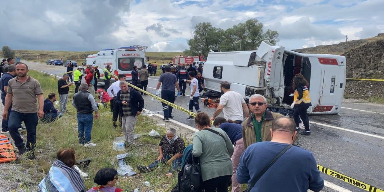 Taziye evinden dönen Midibüs şarampole devrildi, çok sayıda ölü yaralı var