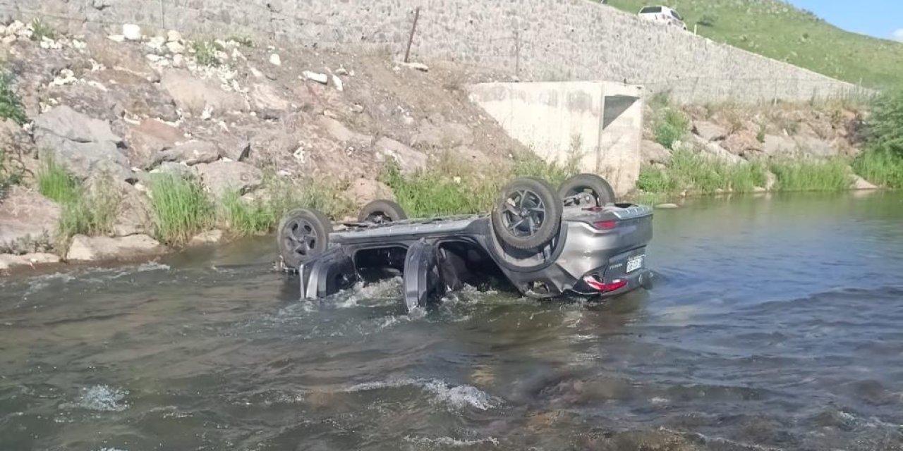 Otomobil Dereye uçtu bir aile yok oldu