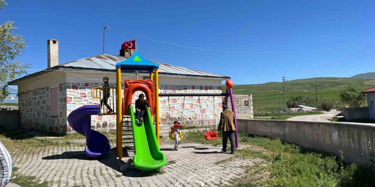 Köy halkı deprem riski nedeniyle kapatılan okulun açılmasını istiyor