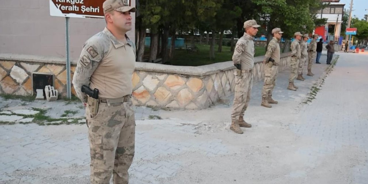 Kan donduran cinayet, arkadaşını boğazını keserek öldürdü