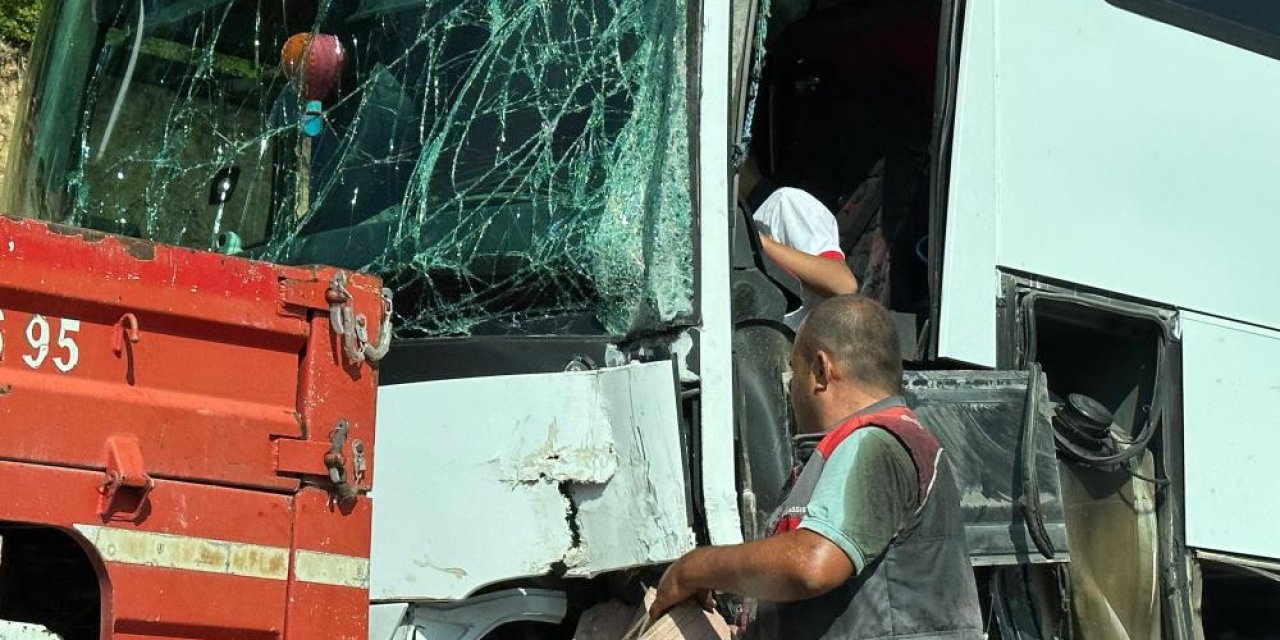 Burdur-Antalya yolunda kaza: 6 yaralı