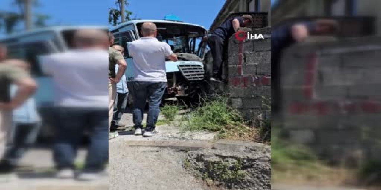 Freni patlayan yolcu minibüsü duvara çarptı: 14 yaralı